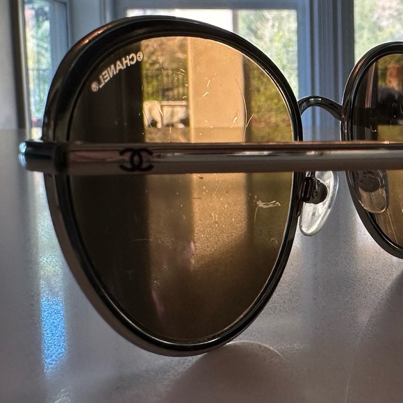 100% Authentic Chanel gold mirror aviator sunglasses with case - Picture 3 of 6